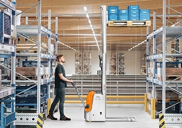 Как выбрать штабелёр для склада