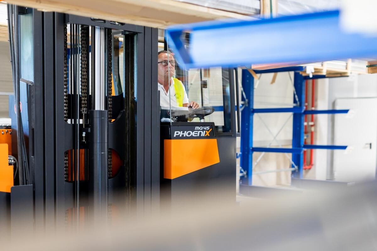 Боковой вилочный погрузчик HUBTEX PHOENIX MQ 15